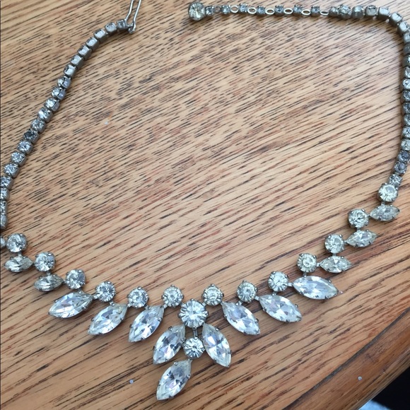 Jewelry - Vintage crystal necklace unsigned